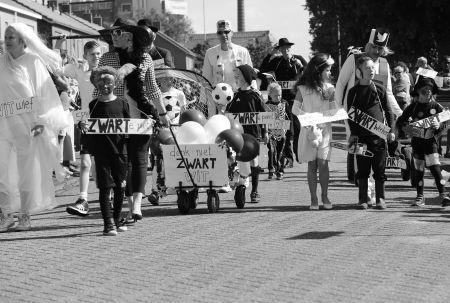 Scharsterbrug dorpfeest zwart wit