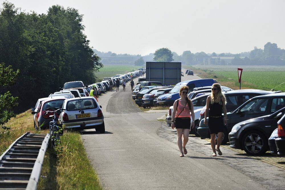 Lange rijen auto´s staan op een parallelweg geparkeerd tijdens het drukbezochte Beachrockers Festival in Sint Nicolaasga.