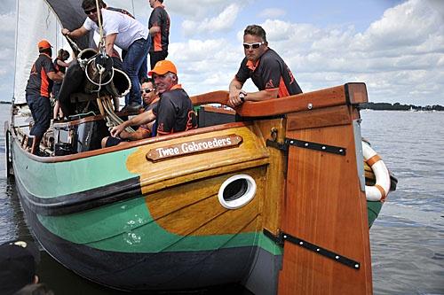 15073150 400 Skutsje Langweer met schipper