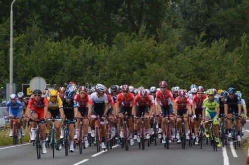 150810 Eneco Tour Wielrennen Spannenburg aantocht peloton