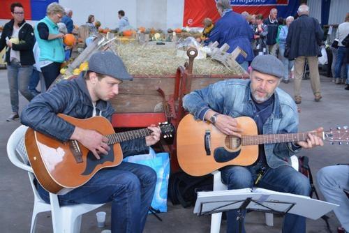 150915 Pompoenen en kalebassenmarkt Ouwsterhaule muziek