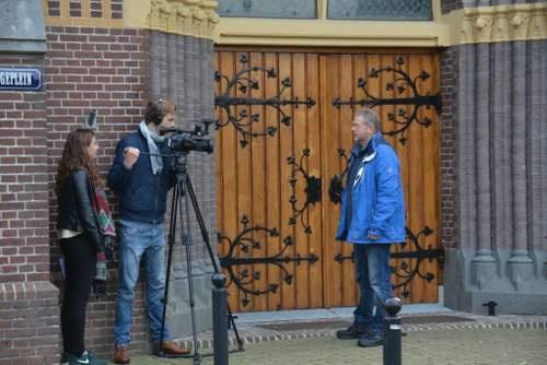 151026 Dorpsomroeper toren interview televisie