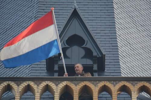 151026 Dorpsomroeper vlag