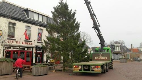 151212 Kerstboom plaatsen Kraan