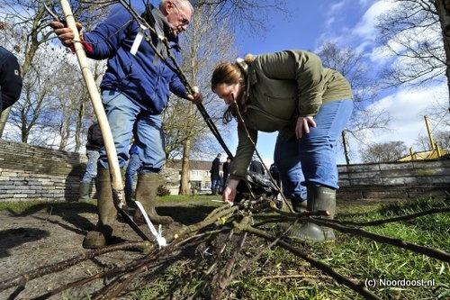 Heerenveen - Acht jonge hoogstamappelbomen van verschillende oude rassen staan voortaan in de Le Roy-tuinen in Heerenveen. Het vijftigjarig bestaan van de ;één  kilometer lange en twintig meter brede groenstrook was aanleiding voor de feestelijke plantdag. Het plantsoen ligt vol met bouwsels van trottoirtegels, straatklinkers en stoepbanden. Wekelijks werkt een groep vrijwilligers aan de bouw ervan. Tonnen aan puin krijgen ze door de handen. De tuin is vernoemd naar Louis le Roy (1924-2012) uit Oranjewoud, die ook de grondlegger is van de Ecokathedraal in Mildam. Daar staan nog grotere bouwwerken, die zonder gebruik van cement steen voor steen zijn gestapeld. Aan de kop van de tuin in Heerenveen werken vrijwilligers aan een dorpstheater, waar de meest uiteenlopende voorstellingen worden gegeven.Op de foto bekijken voorzitter Nynke Zijlstra (r) en Frits Doornenbal van de stichting Fruit yn Fryslân de jonge appelbomen.