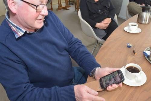 160316 Durk Fopma eerste kievitsei mobiele telefoon