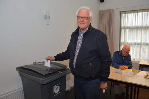 160407 Referendum Oekraine stembureau Langweer Hoekstien