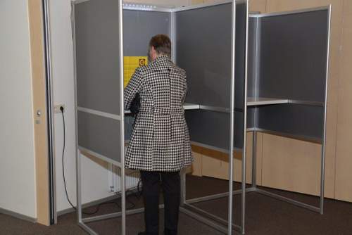 160407 Referendum Oekraine stembureau Langweer Hoekstien paspoort