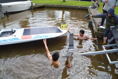 160706 Zonneboten uit water