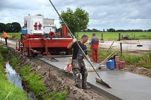 160715 Beton fietspad Sbrug Sint nyk uitsmeren