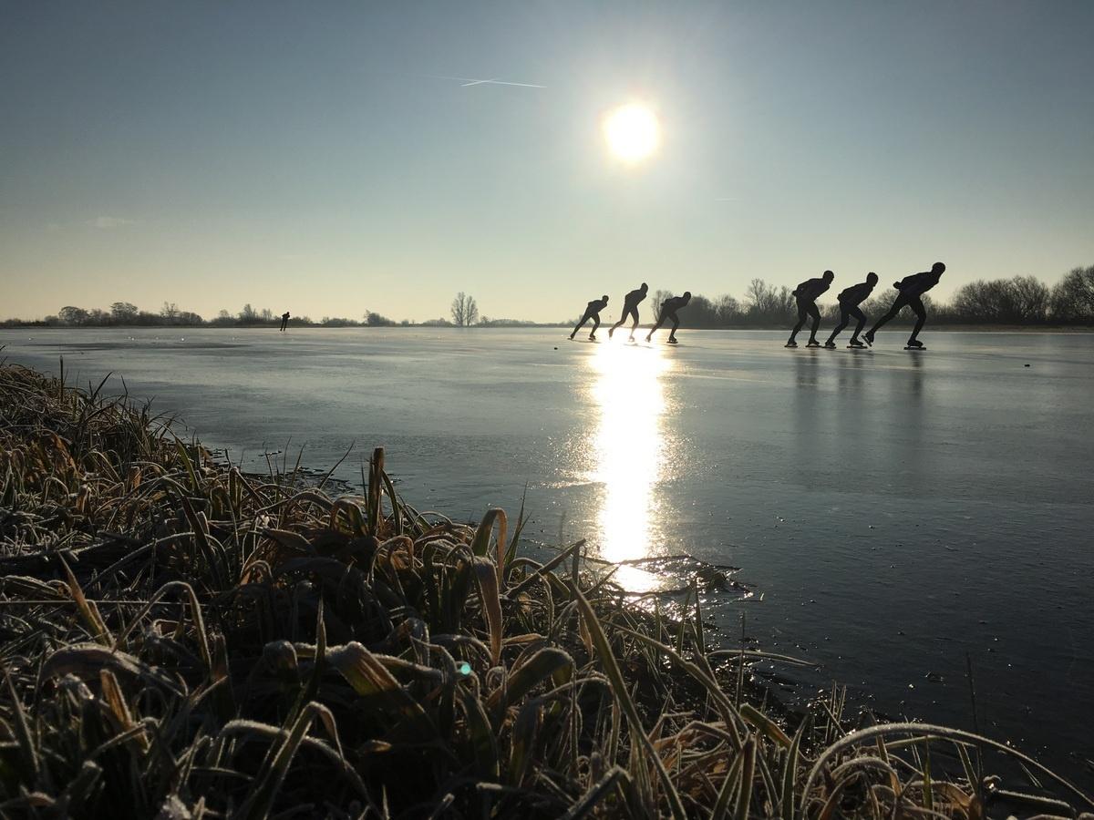 Yenny Miedema Schaatsen op boorden Tjeukemeer