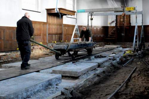 170330 Vloer kerk Langweer grafzerken