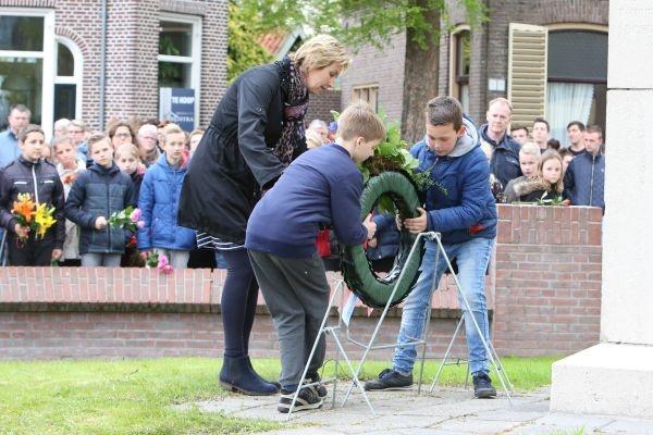 040517 dodenherdenking sint nyk 17