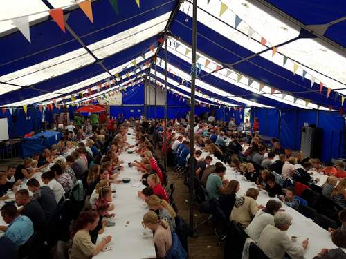 170919 Dorpsmaaltijd in de tent