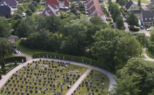 171013 Kerkhof Sint Nicolaasga vanuit de lucht