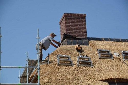 180720 Dakdekken recreatiewoningen recreatiepark Idskenhuizen