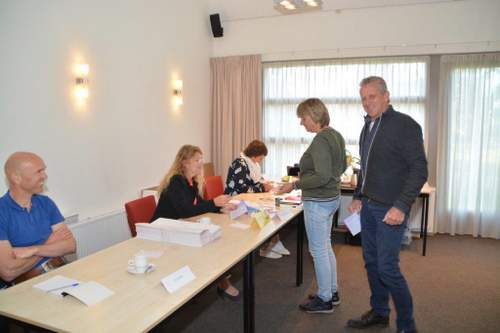 190523 Wachten op stemmers Langweer