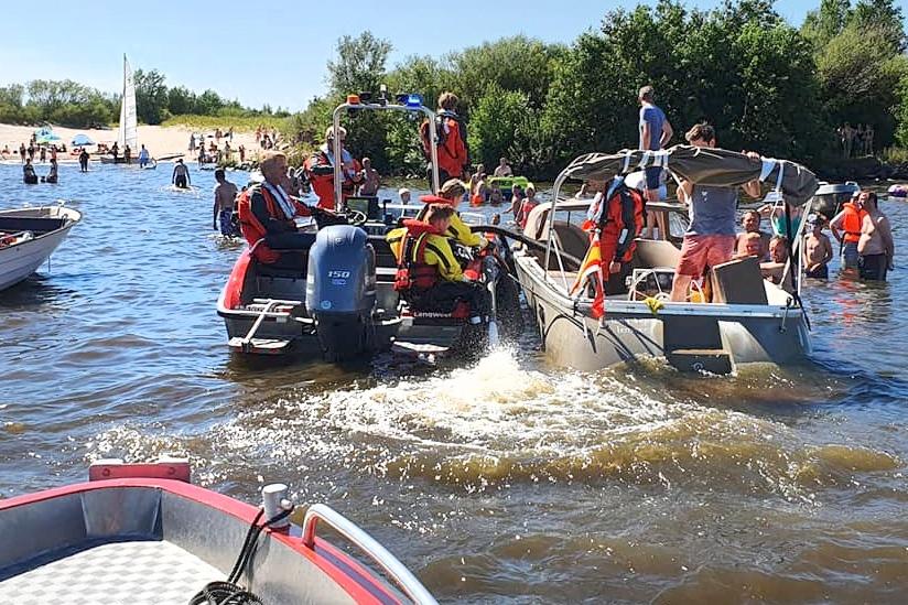 200731 Zinkende sloep brandweer op strand