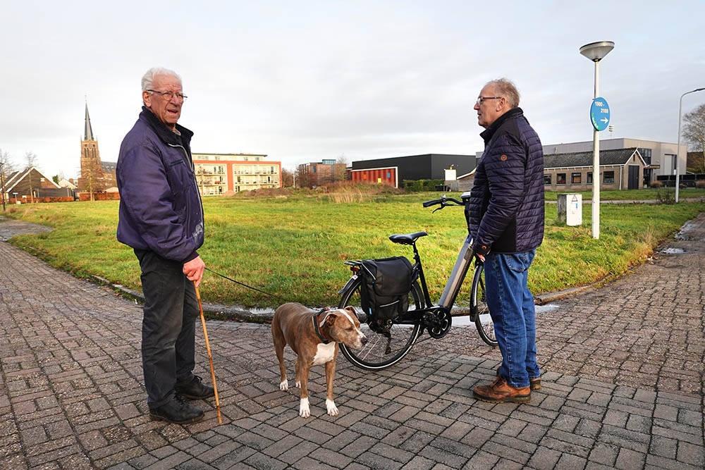 Het nieuws ligt op straat: Harry Nota (r) ontmoet Koos de Jong, oud-voorzitter van Plaatselijk Belang SInt NIcolaasga en ook op de hoogte van het meeste nieuws in zijn dorp.