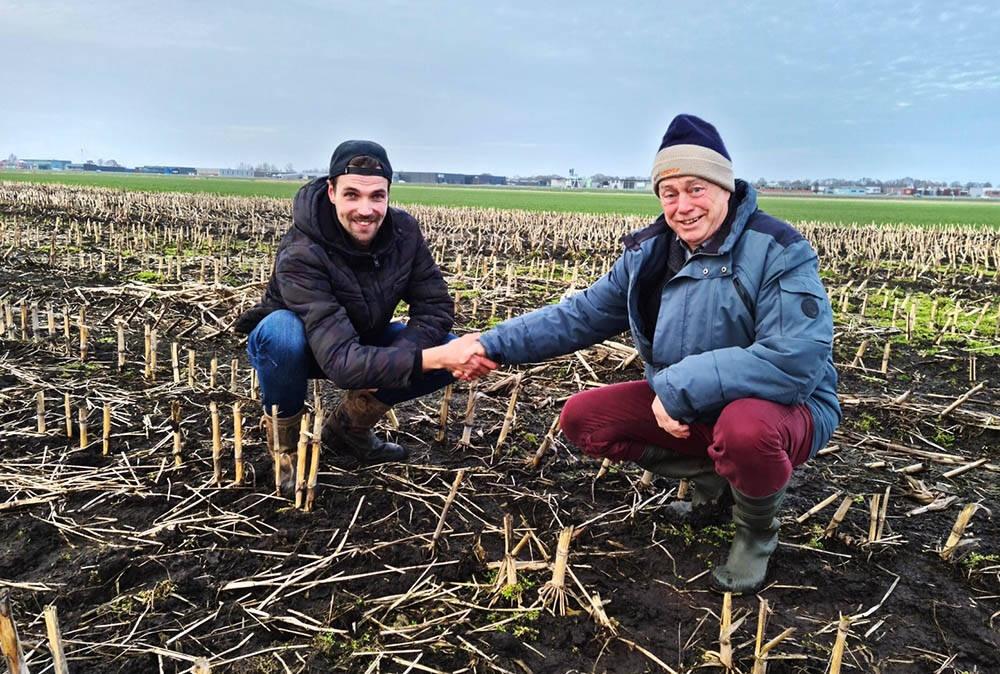 230312 Scharsterbrug Eerste kievitsei Anne Wind BFVW vzeerste fryslan met voorzitterHenkMinkes