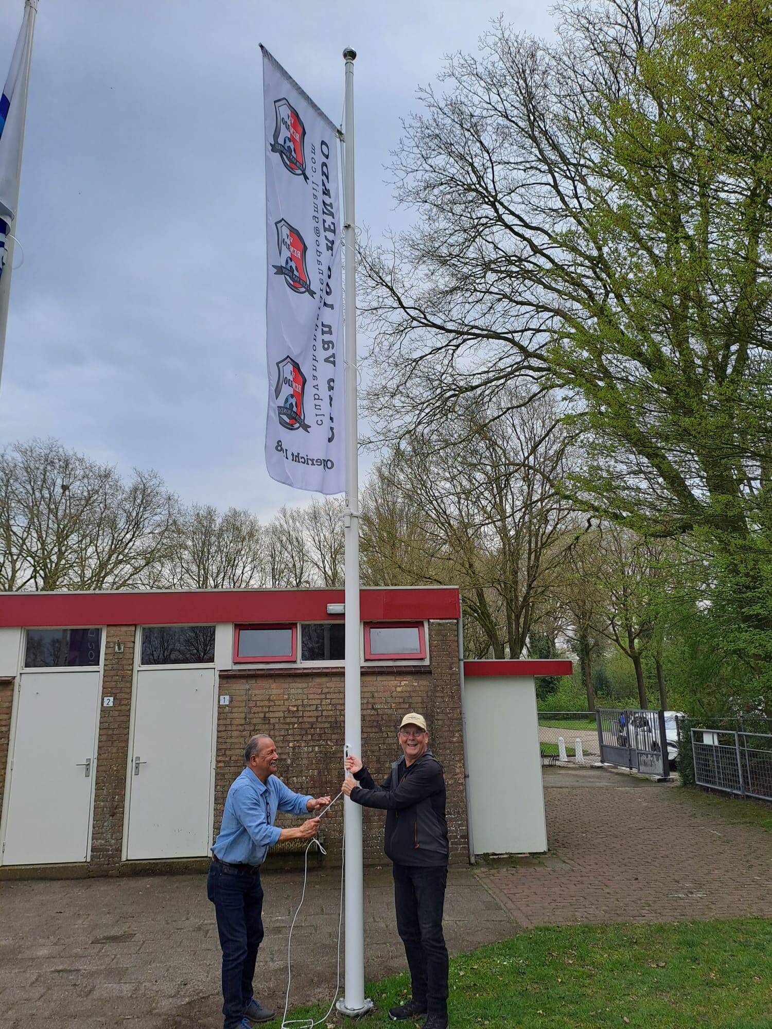 230423 SintNyk Renado Sjoerd en Martin hijsen Club van 100 vlag