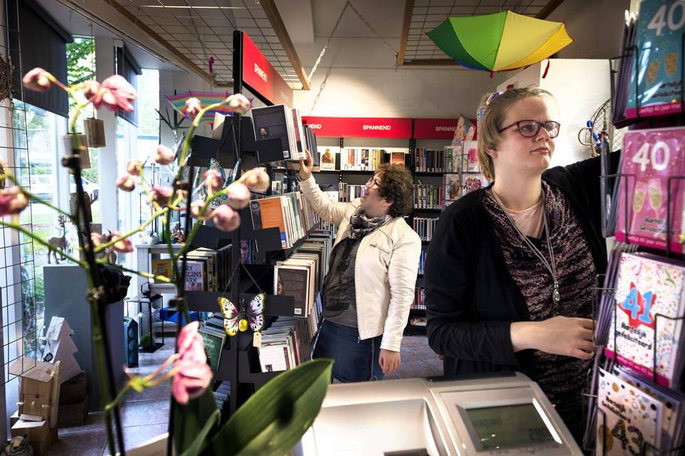 Foto: Peter Wassing.                                                                                                                                                               Sint Nicolaasga. De cliënten van Maeykehiem werken in de bibliotheek en helpen ook klanten die een boek uitzoeken, een boek terugbrengen of een cadeau kopen.Opdracht 150 km.                           t.a.v. Sanne de Boer.