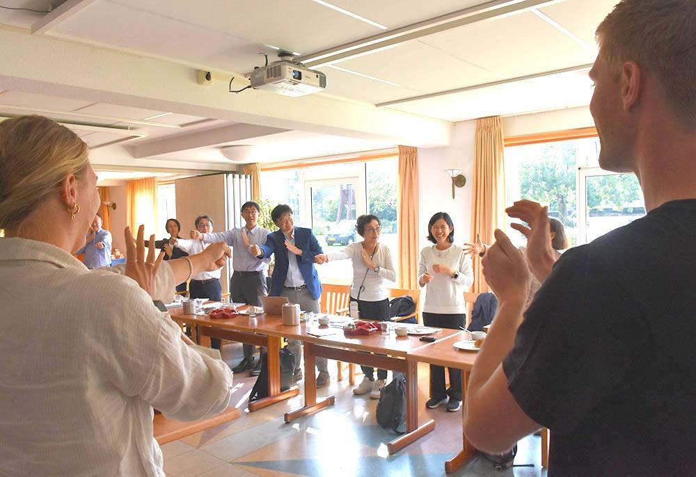 230919 Japanners in SintNyk Japanse delegatie doet mee met cognitieve fitness 1000