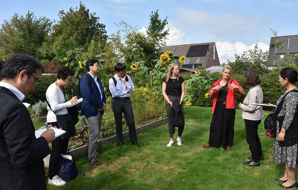 230919 Japanners in SintNyk Sociaal werker Tanja Kombrink vertelt over de moestuin 1000