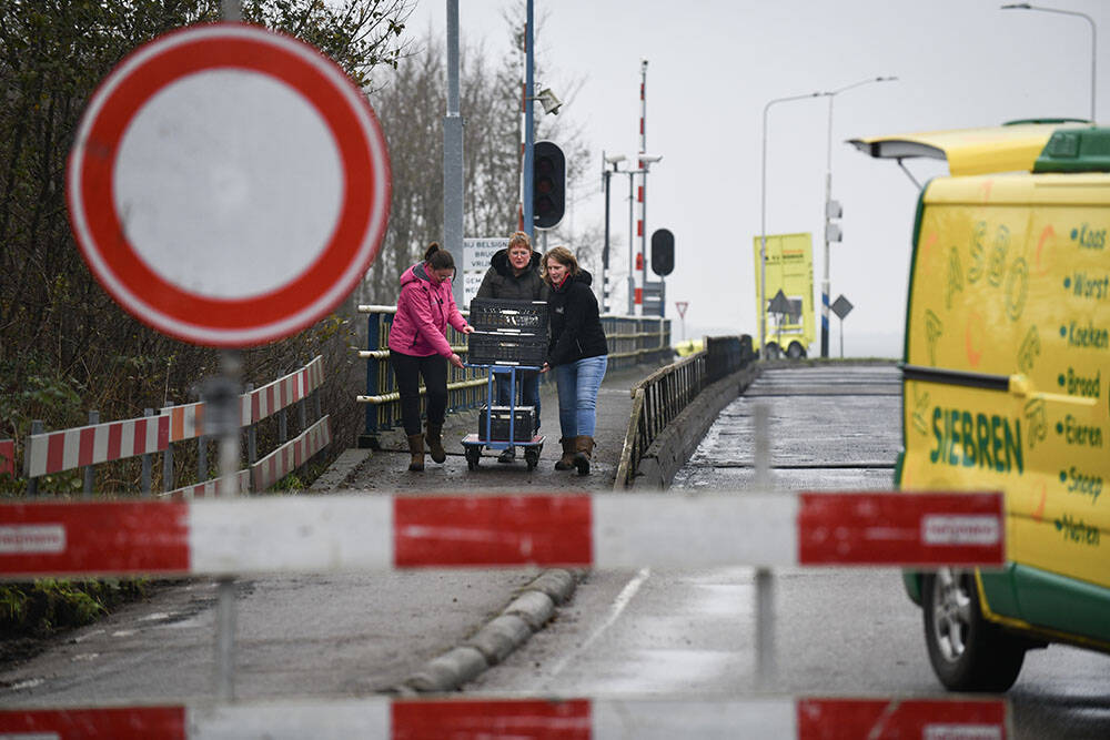 231212 Spannenburg toetjesoverafgeslotenbrug 1000