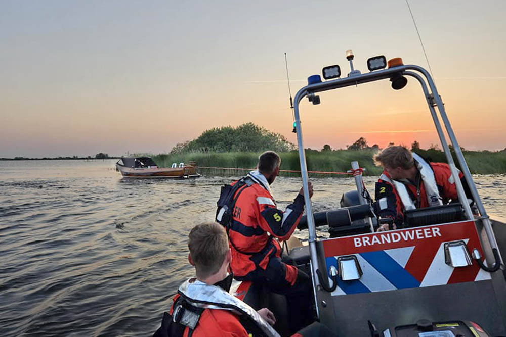 230609 SIntNyk brandweerboot sleept gestrande boten