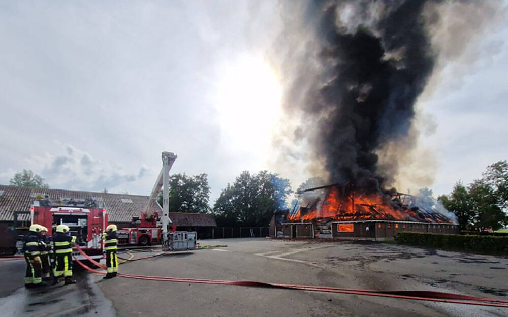 240726 Scharsterbrug boerderijbrand hoogwerker 2 c BrandweerSneek