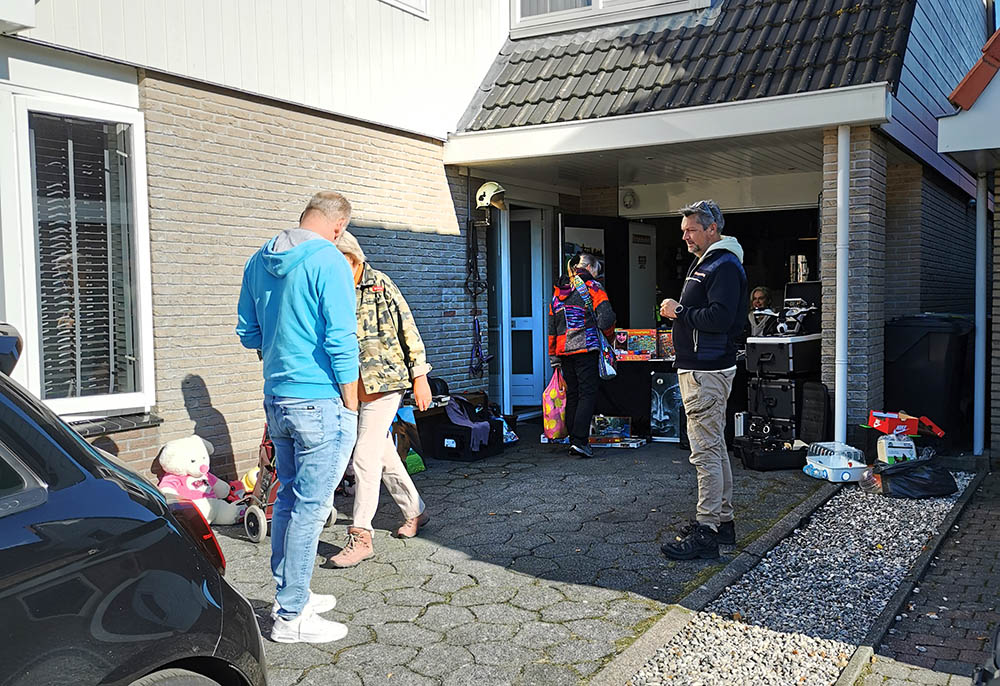 241005 Langweer garageverkoop 3 c Volksvermaken