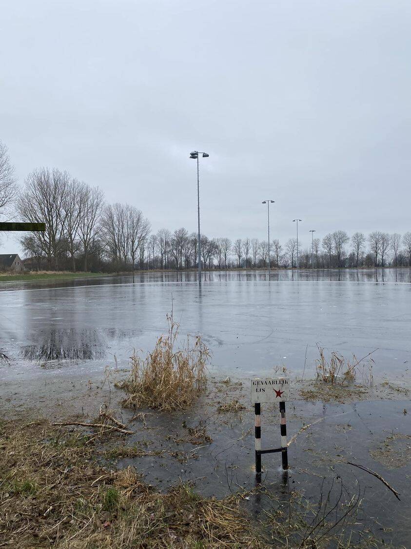 240111 Langweer ijsbaan gevaarlijk ijs