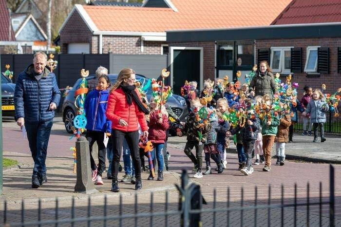 Kinderen Sint Nyk in Palmpasenoptocht