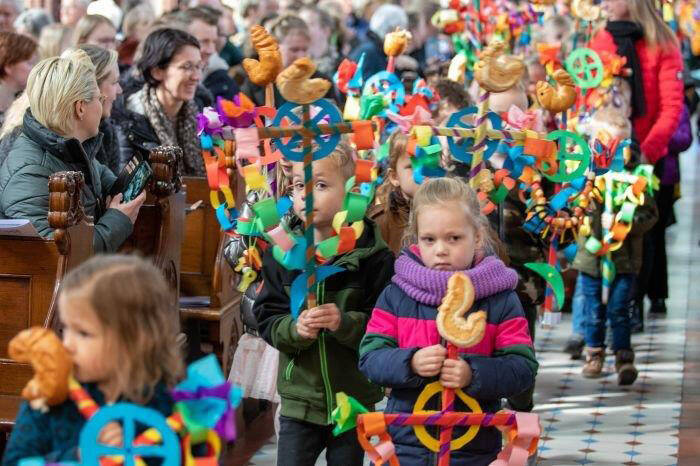 Kinderen Sint Nyk in Palmpasenoptocht