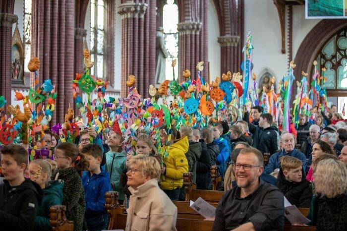 Kinderen Sint Nyk in Palmpasenoptocht