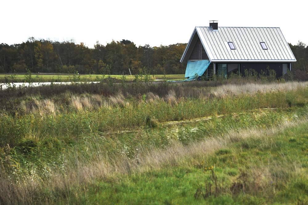 Dertig vakantievilla's van minimaal bijna een half miljoen euro zijn in aanbouw aan het Meer van Eysinga in Sint Nicolaasga. De waterpartij is speciaal voor het plan uitgegraven. De eerste villa is nagenoeg klaar en heeft vijf slaapkamers en vijf badkamers. Ze zijn bestemd voor zeven en tien personen. De villa's staan op kavels van 1.500 m2, hebben geen gasaansluiting, wel een warmtepomp en zonnepanelen.