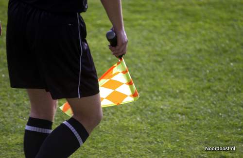 Vlagje van grensrechter bij betaald voetbal in de wedstrijd tussen Jong Heerenveen en Jong Ajax.