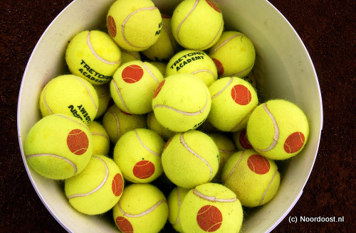 Zachte tennisballen die niet hoog stuiten, speciaal voor beginnende jeugdspelers.