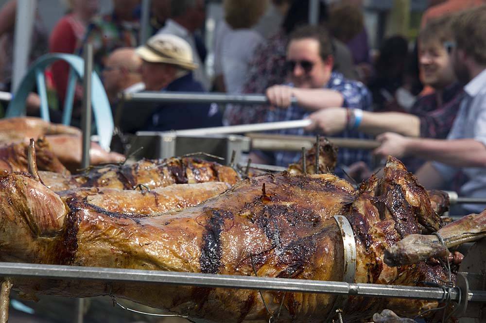 Terherne - Tien speenvarkens aan het spit tijdens een traditioneel Grieks paasfeest op de pier aan het Sneekermeer in Terherne. Gasten mochten zelf aan het spit draaien. De Griekse kok Jorgis Fragakis, die in het watersportdorp een klein afhaalrestaurant heeft, organiseerde voor een paar honderd mensen het paasfeest, zoals dat in zijn geboorteland wordt gevierd. Lamsvlees, tzatziki en allerlei andere Griekse gerechten stonden op het menu. Met zomerse temperaturen kon het feest op de pier niet meer stuk.