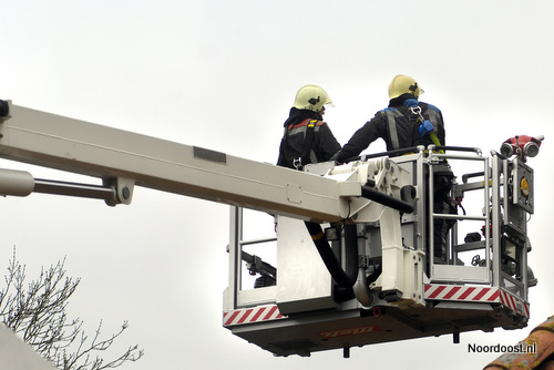 Een brand in de schuur van het veehouderijbedrijf van W. Hospes in Raerd heeft een gat in het schuurdak gemaakt. Drie brandweerkorpsen kwamen met onder andere een ladderwagen om het vuur te bestrijden. De bewoners waren zelf al aan het blussen geweest. De brandweer kon hun werk afmaken. Oorzaak is waarschijnlijk een oververhitte kachelpijp. Twee Friese paarden konden uit de schuur worden gered. Een deel van de dakpannen moest worden verwijderd. De harde wind bemoeilijkte het blussen van de brand. Terwijl de brandweer druk bezig was, hielp veehouder Hospes in de ligboxenstal ook nog bij het kalven van een koe.