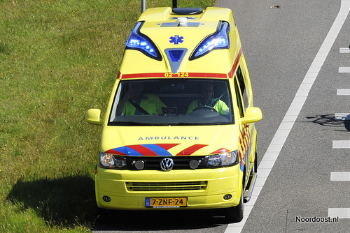 15080352 Ambulance op afrit