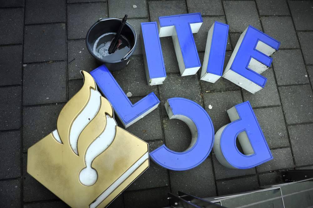 Het logo en de letters van het politiebureau in Heerenveen vormen bijkans een raadspelletje. De elementen van de lichtreclame krijgen een onderhoudsbeurt, terwijl tegelijkertijd nieuwe, energiezuinige ledlampen worden gemonteerd.