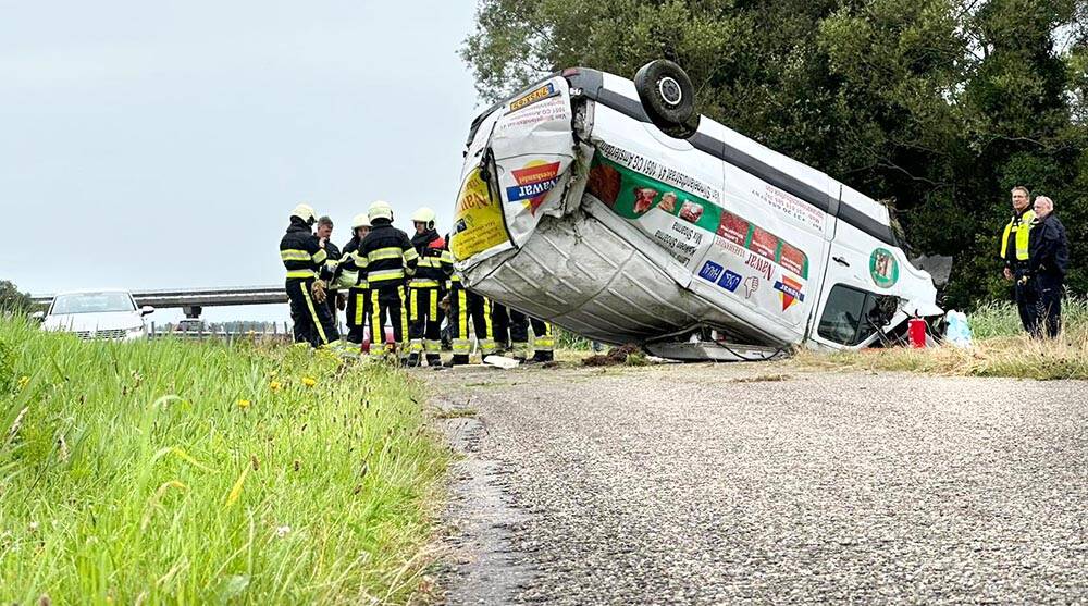 A6 bestelbus op de kop