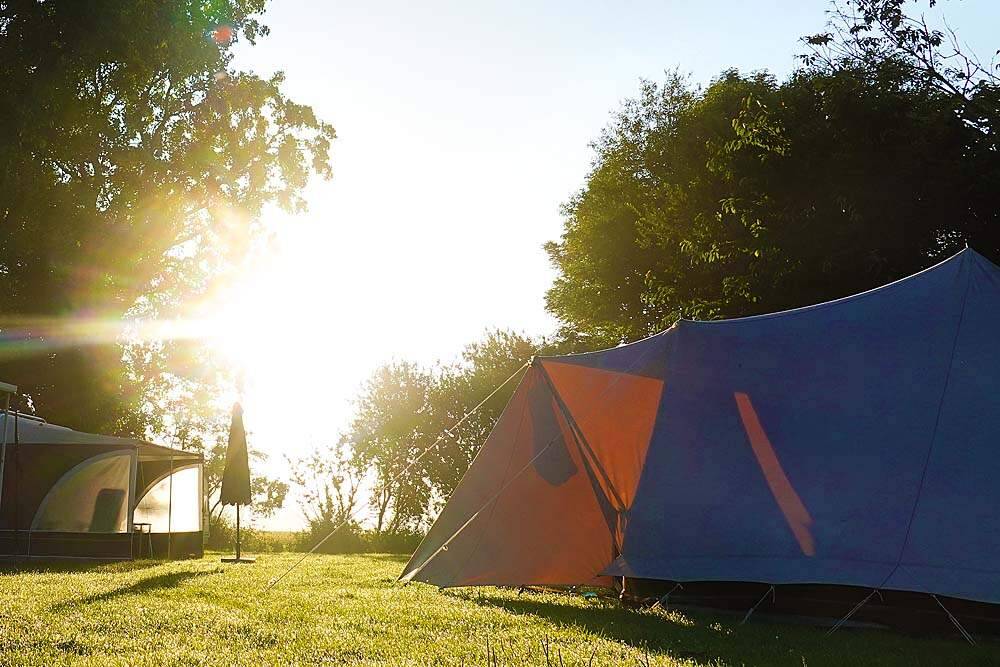 Ochtendgloren op mini-camping De Zonnekoningin in Klevenskerke bij Arnemuiden, Zeeland.