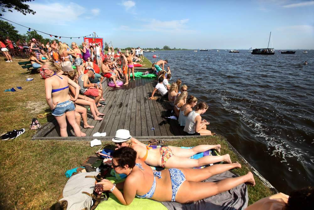 Het zonovergoten Beachrockers Festival aan de boorden van het Tjeukemeer bij Sint Nicolaasga was ondanks de hitte totaal uitverkocht. De laatste honderd kaartjes konden aan de kassa worden gekocht. Rond de drieduizend bezoekers kwamen naar recreatiegebied De Ulesprong, dat was omgebouwd tot festivalterrein. Een verscheidenheid aan deejays, muzikanten en de zogeheten masters of ceremonies, die het publiek tot grote hoogten opzweepten. Het festival duurt een middag en avond en is in de regio uitermate populair.