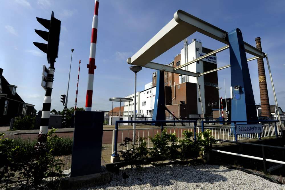 De brug over de Skarsterrien in Scharsterbrug met op de achtergrond zuivelverwerker Vreugdenhil Dairy Foods.