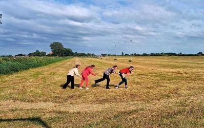 Puzzelrit Idskenhuizen met schaatsers en een koffieproducent