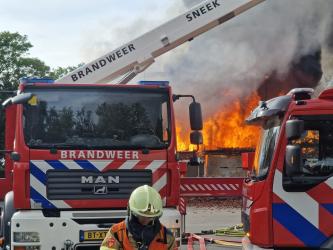 Negen korpsen bestrijden brand boerderij Scharsterbrug