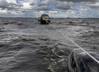 Twee boten op Tsjûkemar bij Sint Nyk in problemen